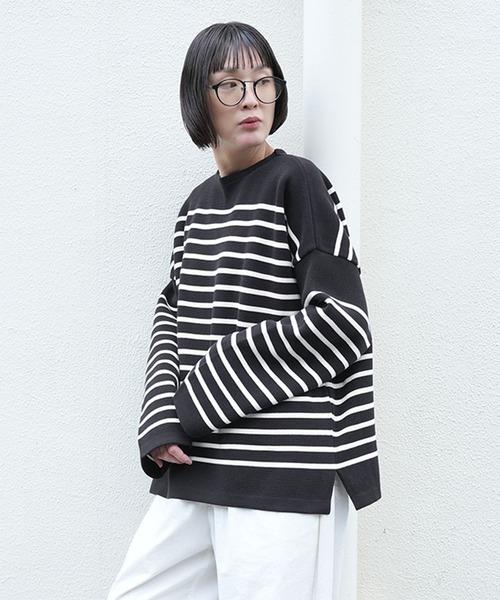 SOLAMONAT(ソラモナ)の「ウエハースニットボーダー ワイドスリーブ ユニセックス(ニット/セーター・レディース・ホワイト×ブラック/グレー×ホワイト/ブラック×ホワイト・FREE)」の2枚目の写真