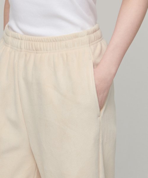 MUSINSA STANDARD WOMAN（ムシンサスタンダードウーマン）の「ウィメンズベルベットコーデュロイラウンジパンツ[クリームベージュ]（スウェットパンツ・レディース・その他・SMALL/MEDIUM/LARGE/X-SMALL）」の5枚目の写真