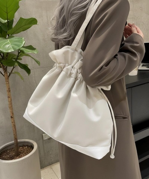 cammie（キャミー）の「巾着ショルダーバッグ（ショルダーバッグ・レディース・ベージュ/ホワイト/ブラック・F）」の5枚目の写真