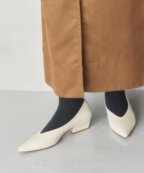 LE TALON（ルタロン）の「《追加》4cmディープカットパンプス（パンプス・レディース・ベージュ/ブラック系その他/アイボリー・22cm/22.5cm/23cm/23.5cm/24cm/24.5cm/25cm）」の2枚目の写真