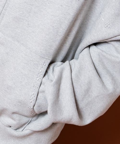 ankoROCK（アンコロック）の「a.p.o.v. ネイティブスタッズデザインボリュームネックスウェットオーバーサイズジップアップパーカー（パーカー・メンズ・ブラック/グレー・ONESIZE）」の4枚目の写真