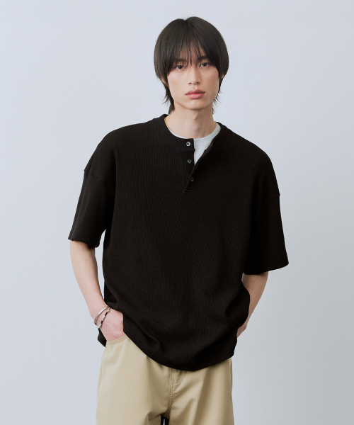 LEIRE（ルアール）の「ワッフルヘンリーネック半袖Tシャツ[ブラック]（Tシャツ/カットソー・メンズ・その他・MEDIUM/LARGE）」の2枚目の写真
