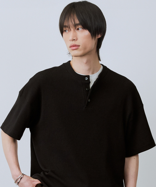 LEIRE（ルアール）の「ワッフルヘンリーネック半袖Tシャツ[ブラック]（Tシャツ/カットソー・メンズ・その他・MEDIUM/LARGE）」の4枚目の写真