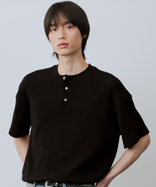 LEIRE（ルアール）の「ワッフルヘンリーネック半袖Tシャツ[ブラック]（Tシャツ/カットソー・メンズ・その他・MEDIUM/LARGE）」の5枚目の写真