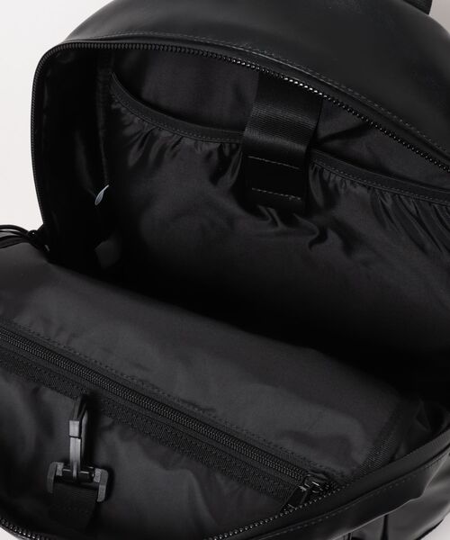 NEW ERA(ニューエラ)の「ニューエラ ライトパック リュック シンセティックレザー(バックパック/リュック・メンズ・ブラック・FREE)」の14枚目の写真