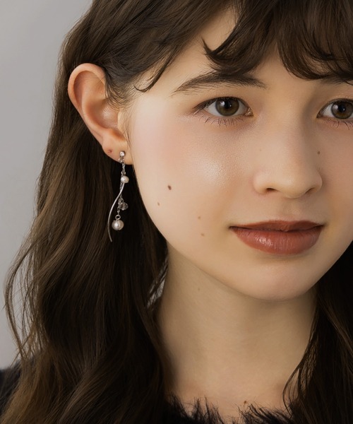 LA MUe（ラミュー）の「【LA MUE】アシンメトリー ノットワイヤーピアス（ピアス（両耳用）・レディース・ゴールド/ピンクゴールド/シルバー・FREE）」の4枚目の写真