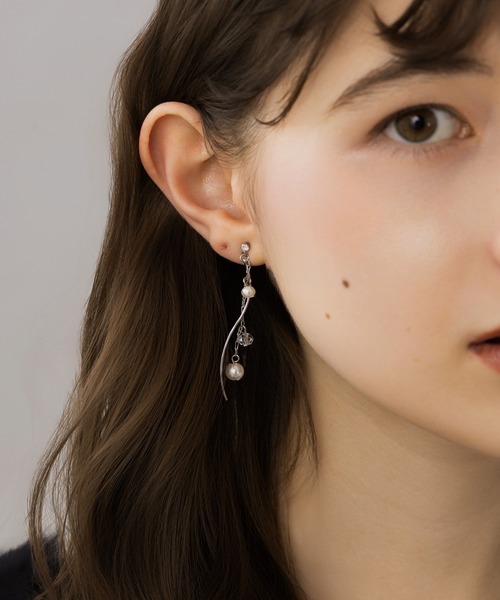 LA MUe（ラミュー）の「【LA MUE】アシンメトリー ノットワイヤーピアス（ピアス（両耳用）・レディース・ゴールド/ピンクゴールド/シルバー・FREE）」の5枚目の写真