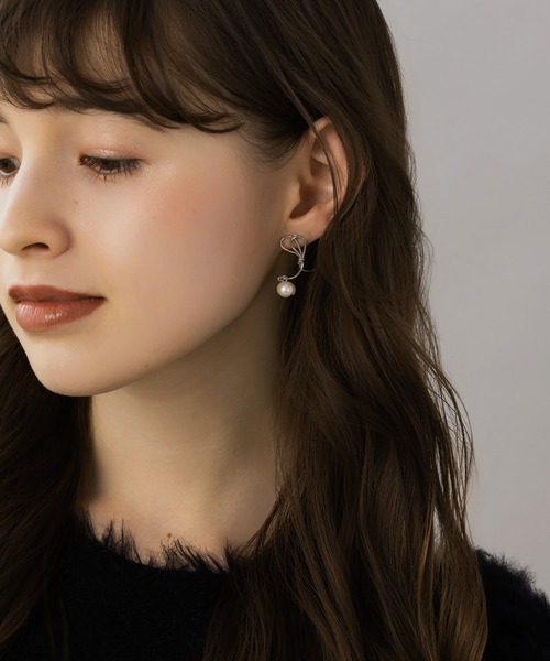 LA MUe（ラミュー）の「【LA MUE】アシンメトリー ノットワイヤーピアス（ピアス（両耳用）・レディース・ゴールド/ピンクゴールド/シルバー・FREE）」の8枚目の写真