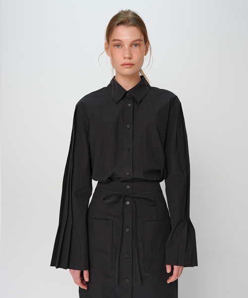 PAUL&ALICE(ポール&アリス)の「PLEATS SLEEVE SHIRT / BLACK(シャツ/ブラウス・レディース・ブラック・FREE)」の1枚目の写真