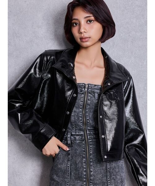 GYDA（ジェイダ）の「Symmetry GYDA EMBOSSパテントフェイクレザーショートジャケット（ライダースジャケット・レディース・ブラック/オフホワイト・FREE）」の2枚目の写真