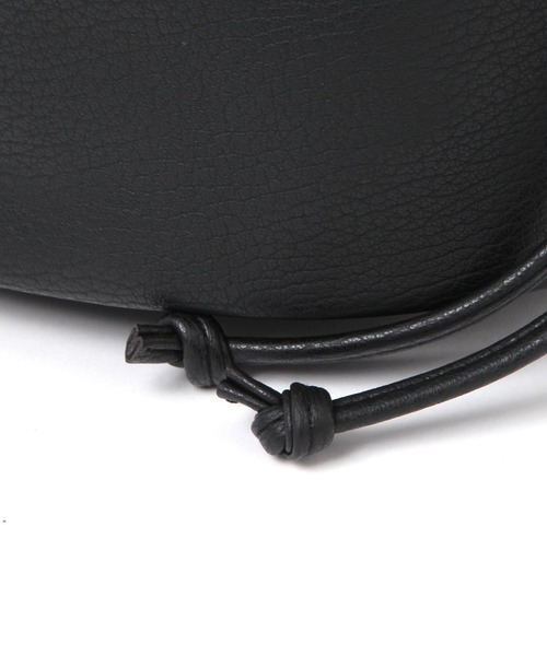 LAKOLE（ラコレ）の「2WAYバケツ巾着バッグ / 645236（ショルダーバッグ・レディース・ライトブラウン/オフホワイト/ブラック・FREE）」の15枚目の写真