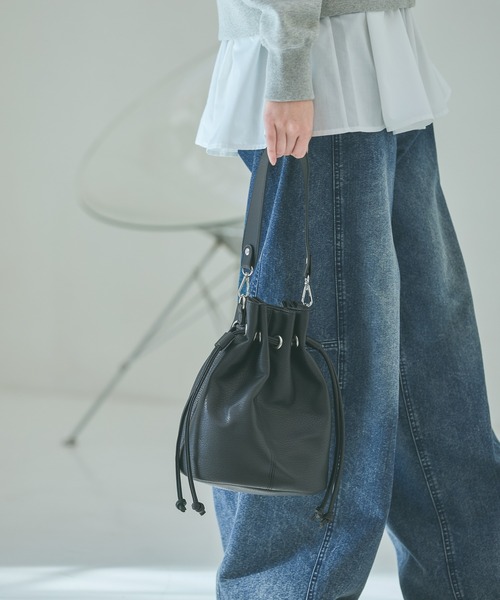 LAKOLE（ラコレ）の「2WAYバケツ巾着バッグ / 645236（ショルダーバッグ・レディース・ライトブラウン/オフホワイト/ブラック・FREE）」の22枚目の写真