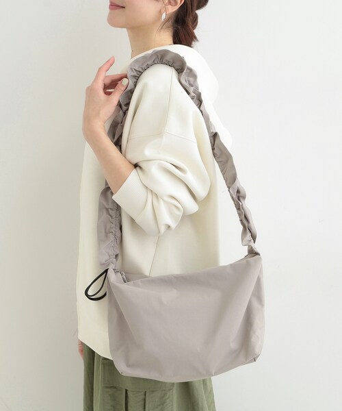 SHOO・LA・RUE（シューラルー）の「【撥水】ドロストギャザーショルダーバッグ（ショルダーバッグ・レディース・グレー/ブラウン系/ブラック・00）」の4枚目の写真