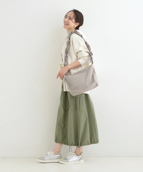 SHOO・LA・RUE（シューラルー）の「【撥水】ドロストギャザーショルダーバッグ（ショルダーバッグ・レディース・グレー/ブラウン系/ブラック・00）」の5枚目の写真