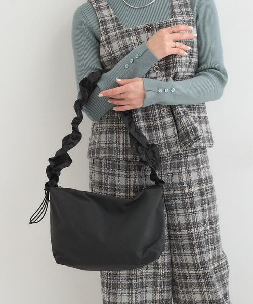 SHOO・LA・RUE（シューラルー）の「【撥水】ドロストギャザーショルダーバッグ（ショルダーバッグ・レディース・グレー/ブラウン系/ブラック・00）」の6枚目の写真