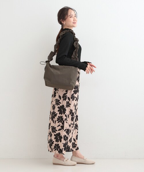 SHOO・LA・RUE（シューラルー）の「【撥水】ドロストギャザーショルダーバッグ（ショルダーバッグ・レディース・グレー/ブラウン系/ブラック・00）」の9枚目の写真