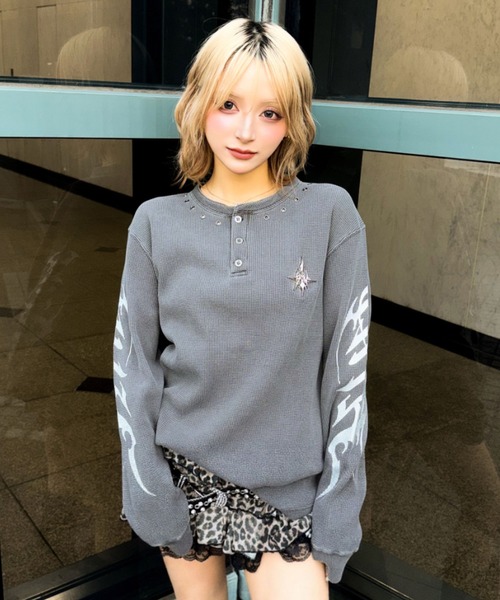 A‘gem 9(エージェムナイン)の「A'GEM/9 × .kom 『A'GEM/9/エージェムナイン』 ビンテージサーマルヘンリーロングスリーブ(Tシャツ/カットソー・レディース・カモフラージュ/グレー・FREE)」の2枚目の写真