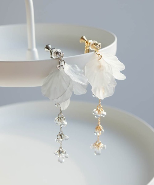 RANDA（ランダ）の「フラワーペタルイヤリング（イヤリング・レディース・ホワイト/グレー・FREE）」の6枚目の写真