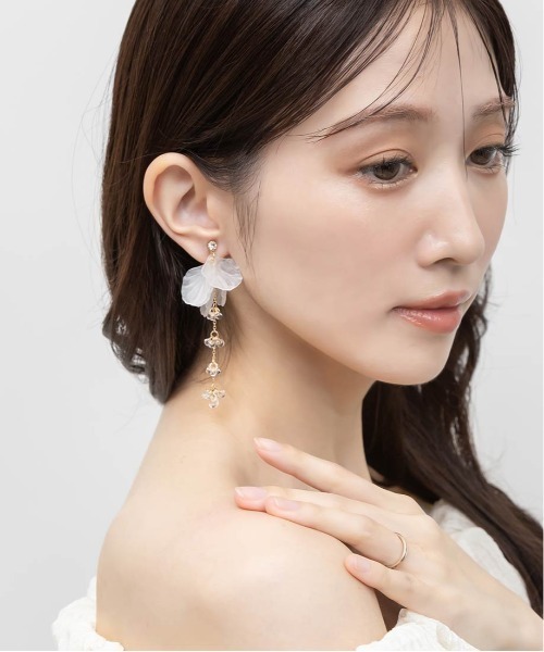 RANDA（ランダ）の「フラワーペタルイヤリング（イヤリング・レディース・ホワイト/グレー・FREE）」の9枚目の写真