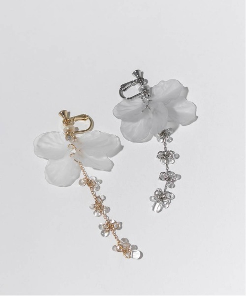 RANDA（ランダ）の「フラワーペタルイヤリング（イヤリング・レディース・ホワイト/グレー・FREE）」の3枚目の写真