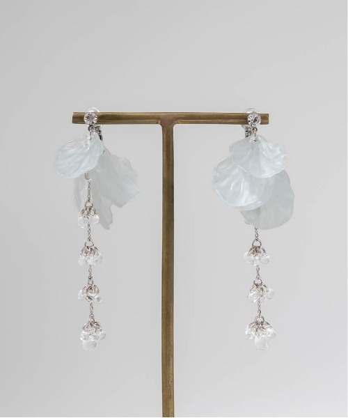 RANDA（ランダ）の「フラワーペタルイヤリング（イヤリング・レディース・ホワイト/グレー・FREE）」の4枚目の写真