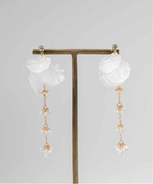 RANDA（ランダ）の「フラワーペタルイヤリング（イヤリング・レディース・ホワイト/グレー・FREE）」の5枚目の写真