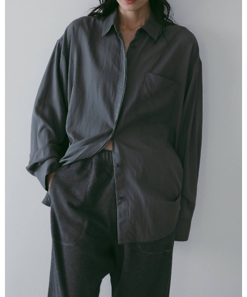anuke（アンヌーク）の「Stitch Over Shirts 62610417（シャツ/ブラウス・メンズ・チャコールグレー/ホワイト/オフホワイト・FREE）」の2枚目の写真