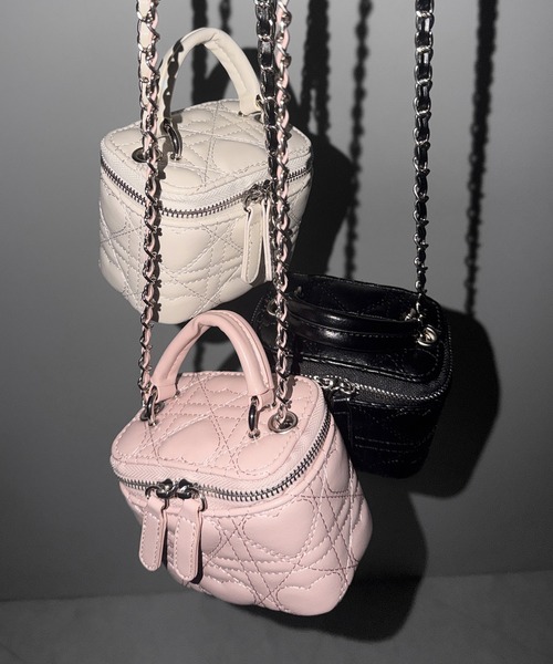 me+em select（ミームセレクト）の「ハートキルティングミニバニティバッグ / heart quilted mini vanity bag（ショルダーバッグ・レディース・ピンク/ブラック/アイボリー・FREE）」の4枚目の写真