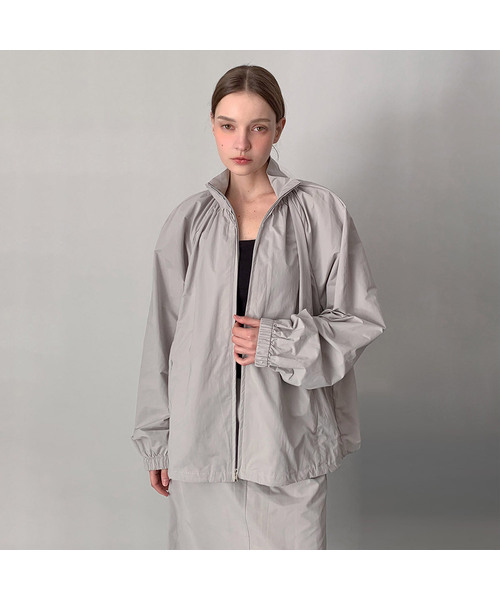 VASCARA(バスカラ)の「Dana High Neck Shirring Zip-Up Jumper (3Colors)(ナイロンジャケット・レディース・クリーム/グレー/ブラック・FREE)」の2枚目の写真