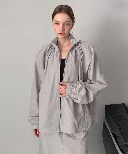 VASCARA(バスカラ)の「Dana High Neck Shirring Zip-Up Jumper (3Colors)(ナイロンジャケット・レディース・クリーム/グレー/ブラック・FREE)」の7枚目の写真
