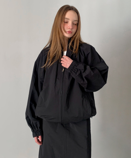 VASCARA(バスカラ)の「Dana High Neck Shirring Zip-Up Jumper (3Colors)(ナイロンジャケット・レディース・クリーム/グレー/ブラック・FREE)」の6枚目の写真