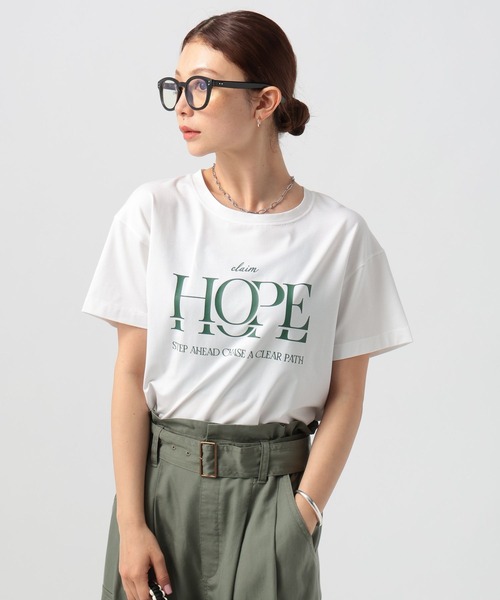 BAYFLOW（ベイフロー）の「[なめらかな肌触り]スムースタッチロゴ半袖Tシャツ（Tシャツ/カットソー・レディース・ベージュ/ダークブラウン/ブルー/オフホワイト/ブラック/カーキ/ライトグリーン/ホワイト/ピンク/レッド・SMALL/MEDIUM）」の2枚目の写真