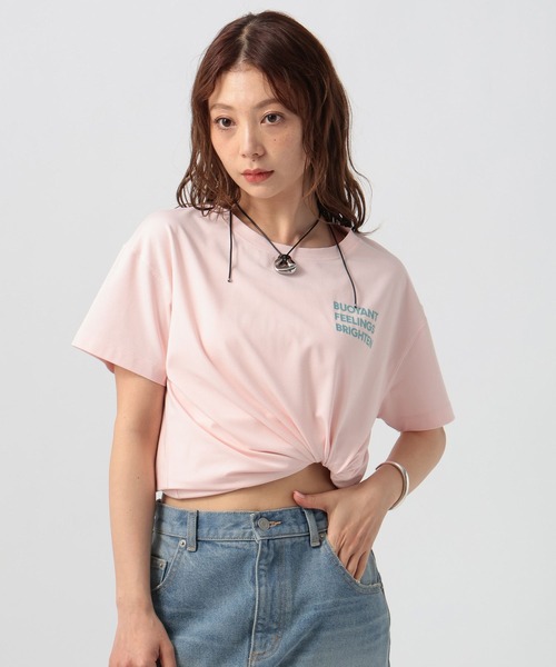 BAYFLOW（ベイフロー）の「[なめらかな肌触り]スムースタッチロゴ半袖Tシャツ（Tシャツ/カットソー・レディース・ベージュ/ダークブラウン/ブルー/オフホワイト/ブラック/カーキ/ライトグリーン/ホワイト/ピンク/レッド・SMALL/MEDIUM）」の9枚目の写真