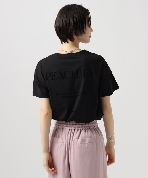 BAYFLOW（ベイフロー）の「[なめらかな肌触り]スムースタッチロゴ半袖Tシャツ（Tシャツ/カットソー・レディース・ベージュ/ダークブラウン/ブルー/オフホワイト/ブラック/カーキ/ライトグリーン/ホワイト/ピンク/レッド・SMALL/MEDIUM）」の12枚目の写真