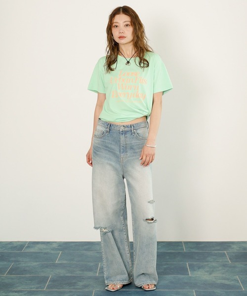 BAYFLOW（ベイフロー）の「[なめらかな肌触り]スムースタッチロゴ半袖Tシャツ（Tシャツ/カットソー・レディース・ベージュ/ダークブラウン/ブルー/オフホワイト/ブラック/カーキ/ライトグリーン/ホワイト/ピンク/レッド・SMALL/MEDIUM）」の20枚目の写真