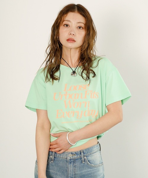 BAYFLOW（ベイフロー）の「[なめらかな肌触り]スムースタッチロゴ半袖Tシャツ（Tシャツ/カットソー・レディース・ベージュ/ダークブラウン/ブルー/オフホワイト/ブラック/カーキ/ライトグリーン/ホワイト/ピンク/レッド・SMALL/MEDIUM）」の21枚目の写真