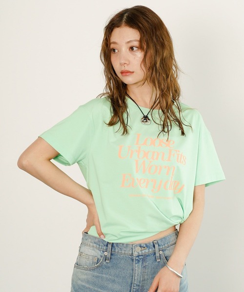 BAYFLOW（ベイフロー）の「[なめらかな肌触り]スムースタッチロゴ半袖Tシャツ（Tシャツ/カットソー・レディース・ベージュ/ダークブラウン/ブルー/オフホワイト/ブラック/カーキ/ライトグリーン/ホワイト/ピンク/レッド・SMALL/MEDIUM）」の22枚目の写真