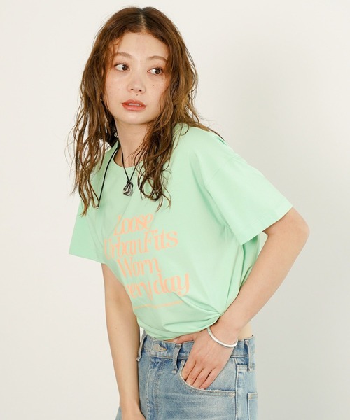 BAYFLOW（ベイフロー）の「[なめらかな肌触り]スムースタッチロゴ半袖Tシャツ（Tシャツ/カットソー・レディース・ベージュ/ダークブラウン/ブルー/オフホワイト/ブラック/カーキ/ライトグリーン/ホワイト/ピンク/レッド・SMALL/MEDIUM）」の22枚目の写真