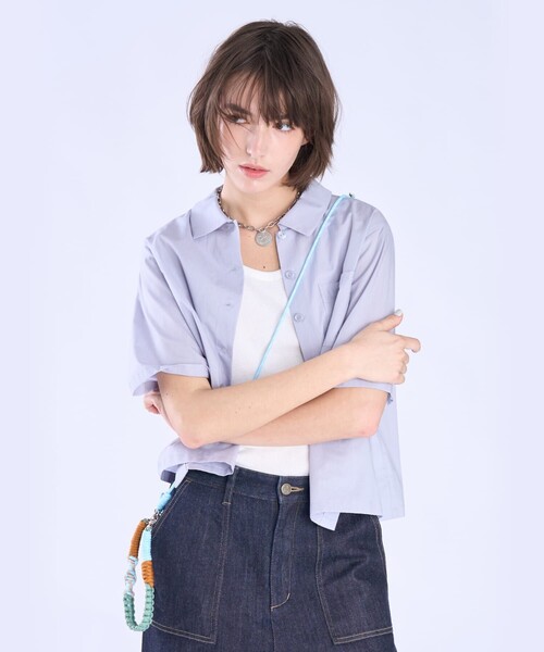 To b. by agnes b.（トゥービーバイアニエスベー）の「ボックスカット 半袖 シャツ（シャツ/ブラウス・レディース・ブルー・40/38/36）」の3枚目の写真
