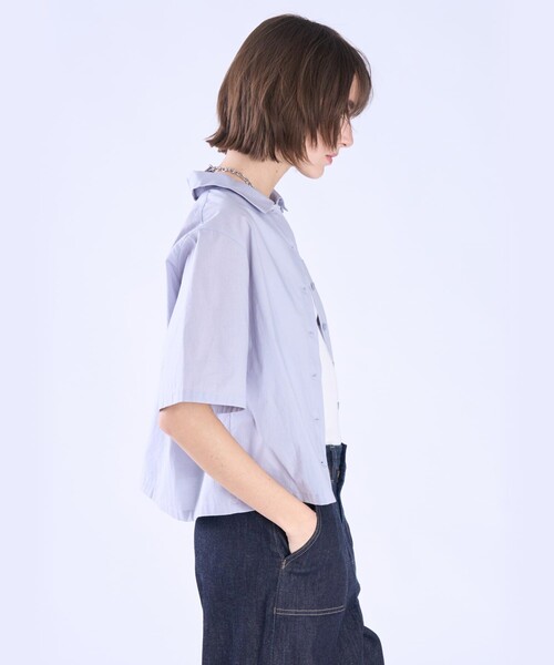 To b. by agnes b.（トゥービーバイアニエスベー）の「ボックスカット 半袖 シャツ（シャツ/ブラウス・レディース・ブルー・40/38/36）」の4枚目の写真