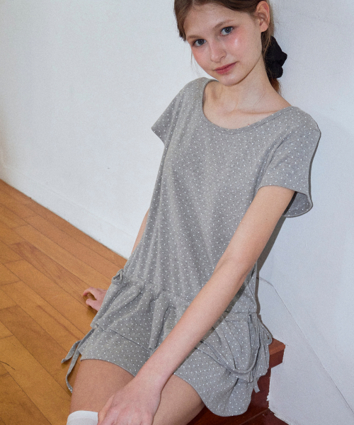 ROGIN N ROSIE(ロギンエンロージー)の「Half Frill Dotted T-shirt Grey(Tシャツ/カットソー・レディース・その他・FREE)」の1枚目の写真