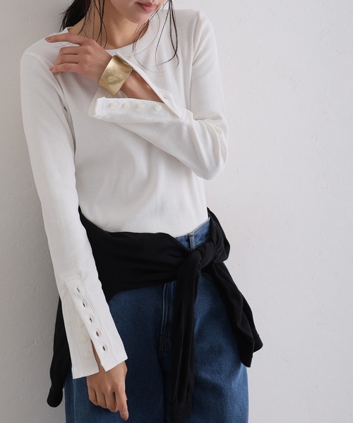 ElegChic(エレグシック)の「袖口ボタンリブロングTシャツ(Tシャツ/カットソー・レディース・ブラック/オフホワイト・M/4L/XXL/XL/L)」の1枚目の写真