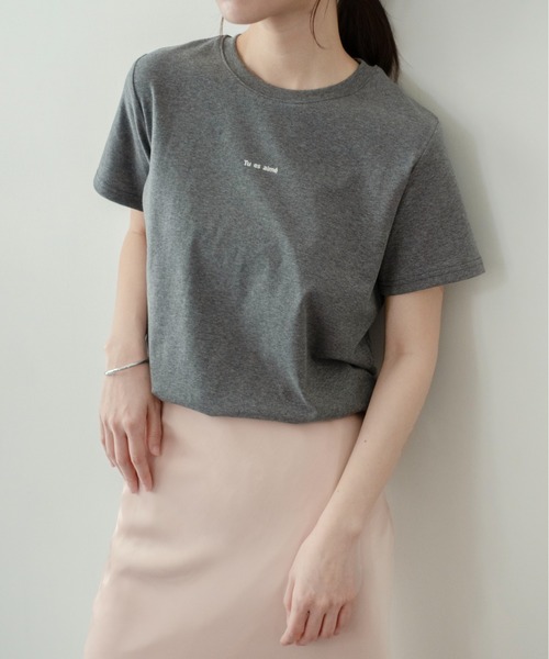 on:nue（オンニュ）の「【on:nue】[着用動画あり！] フロッキーロゴプリントTシャツ（Tシャツ/カットソー・レディース・ホワイト/クリーム/ブラック/グレー・FREE）」の3枚目の写真