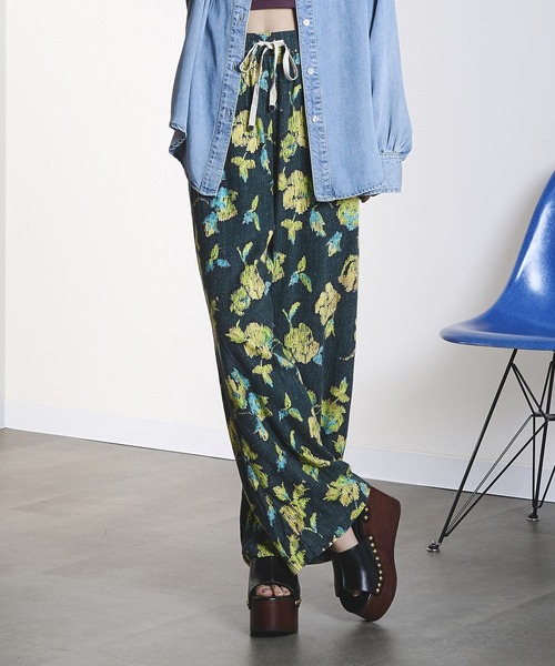 ROSE BUD(ローズバッド)の「ROSE PRINT PANTS(その他パンツ・レディース・ダークオリーブ/オフホワイト・ONE SIZE)」の2枚目の写真