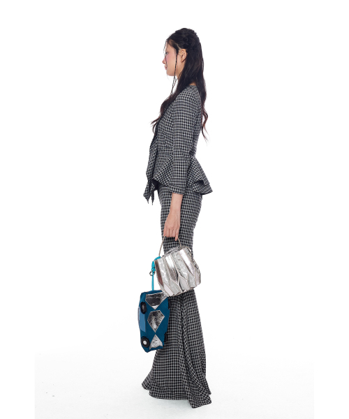 GREEDILOUS(グリディアス)の「High Waist Check pattern Flared Pants(その他パンツ・レディース・その他・X-SMALL/SMALL/MEDIUM/LARGE)」の4枚目の写真