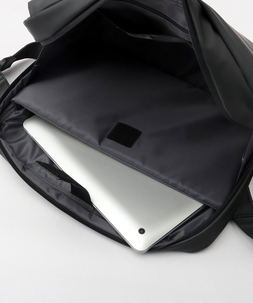 fulcro（フルクロ）の「撥水・耐水 自立型 ターポリン 横型ショルダーバッグ A4・PET収納対応 suave L スアーベL（ショルダーバッグ・メンズ・ブラック・FREE）」の2枚目の写真