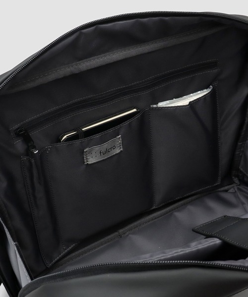 fulcro（フルクロ）の「撥水・耐水 自立型 ターポリン 横型ショルダーバッグ A4・PET収納対応 suave L スアーベL（ショルダーバッグ・メンズ・ブラック・FREE）」の3枚目の写真
