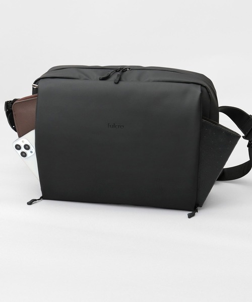 fulcro（フルクロ）の「撥水・耐水 自立型 ターポリン 横型ショルダーバッグ A4・PET収納対応 suave L スアーベL（ショルダーバッグ・メンズ・ブラック・FREE）」の4枚目の写真