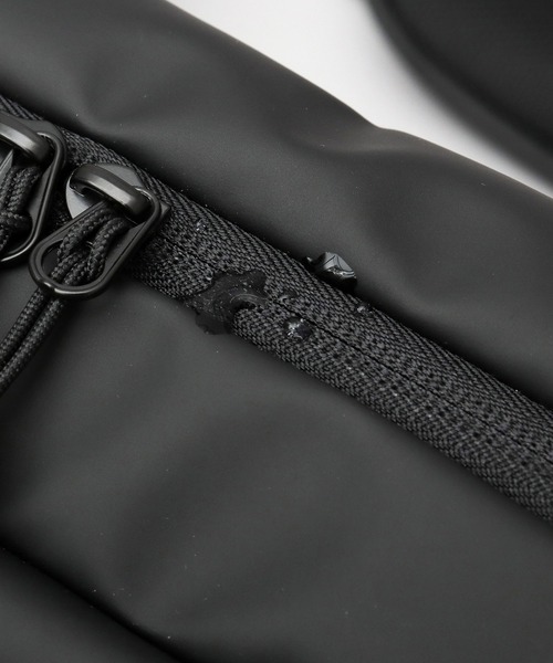 fulcro（フルクロ）の「撥水・耐水 自立型 ターポリン 横型ショルダーバッグ A4・PET収納対応 suave L スアーベL（ショルダーバッグ・メンズ・ブラック・FREE）」の7枚目の写真