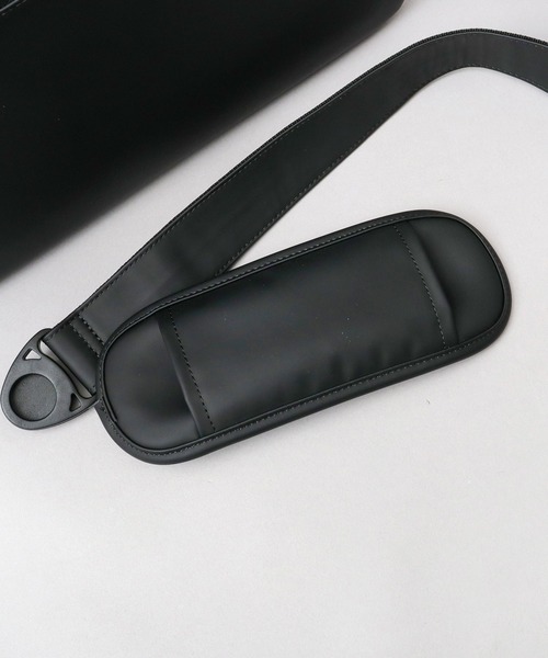 fulcro（フルクロ）の「撥水・耐水 自立型 ターポリン 横型ショルダーバッグ A4・PET収納対応 suave L スアーベL（ショルダーバッグ・メンズ・ブラック・FREE）」の12枚目の写真